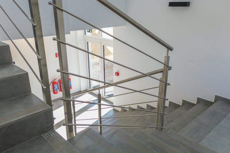 Schodisko s nerezovým zábradlím a presvetlenou medzipodestou