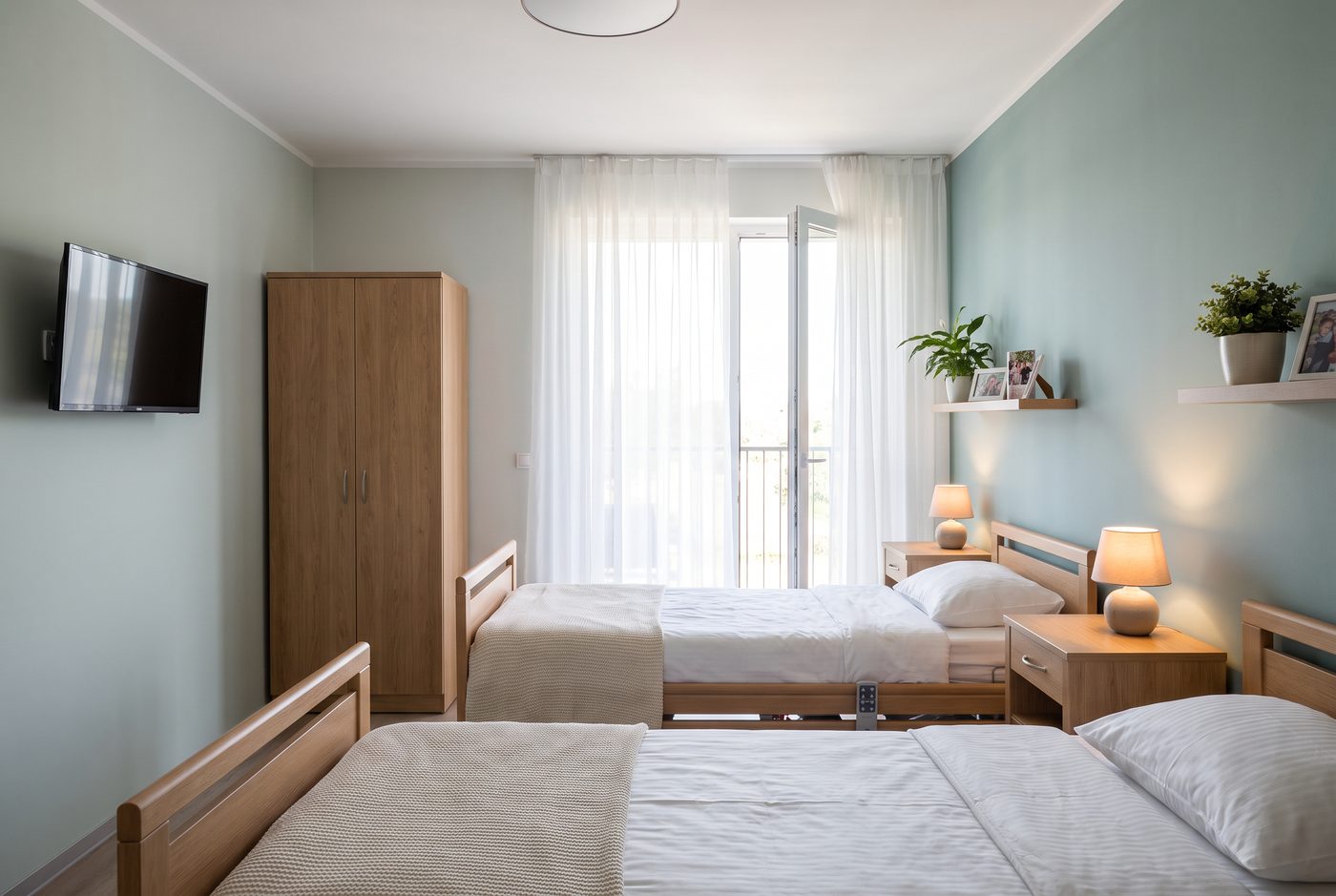 Dvojlôžková izba s dvomi polohovateľnými lôžkami a balkónovými dverami